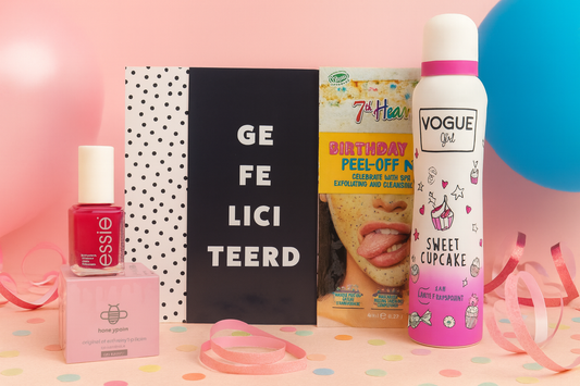 Vogue Verjaardag Cadeauset met Essie Nagellak - Lipbalsem - Masker - Deo & Chocoladewens